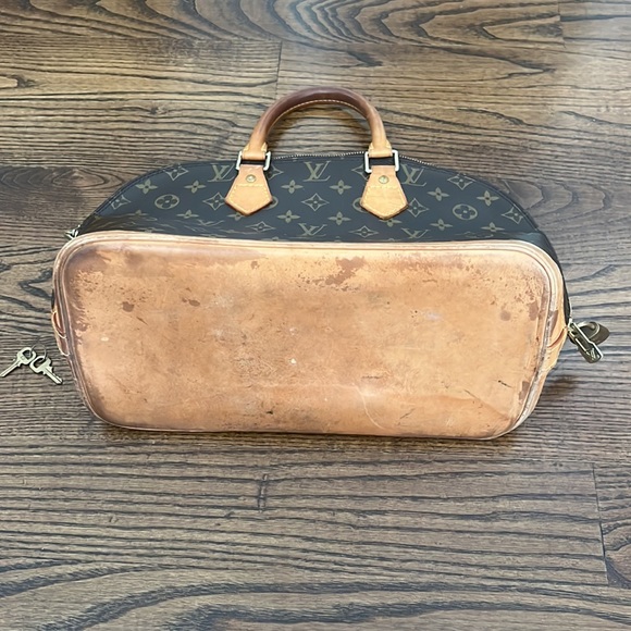 USED Louis Vuitton handbag. - Picture 3 of 7